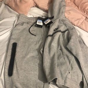 Women Nike tech jogging suit never worn. Size M